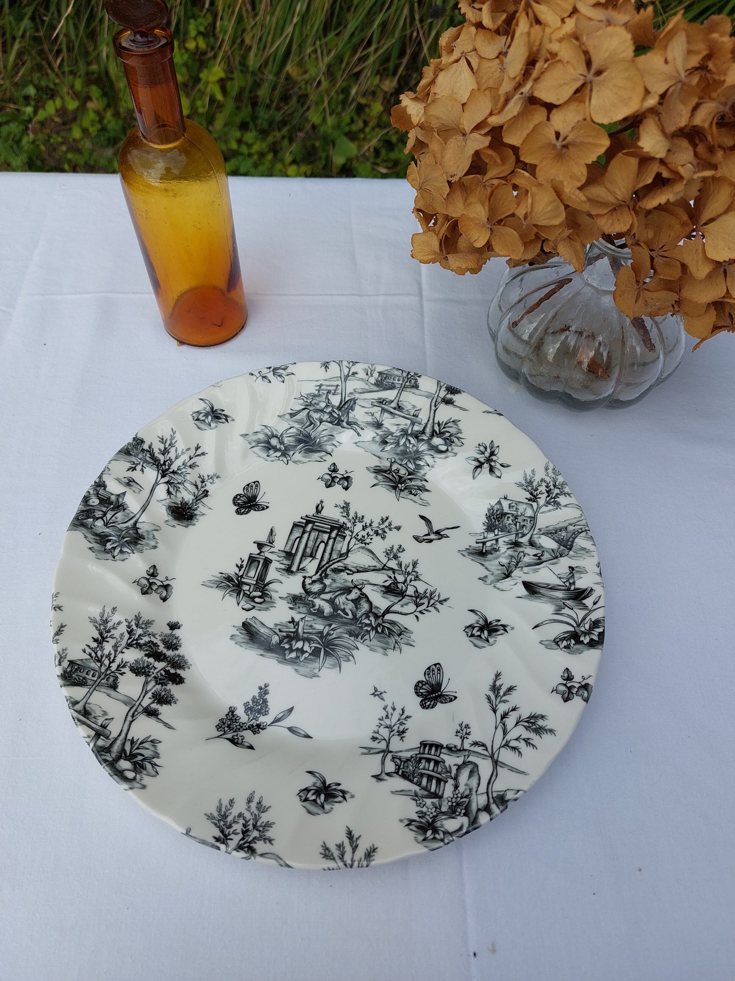 Assiette décor toile de jouy noire