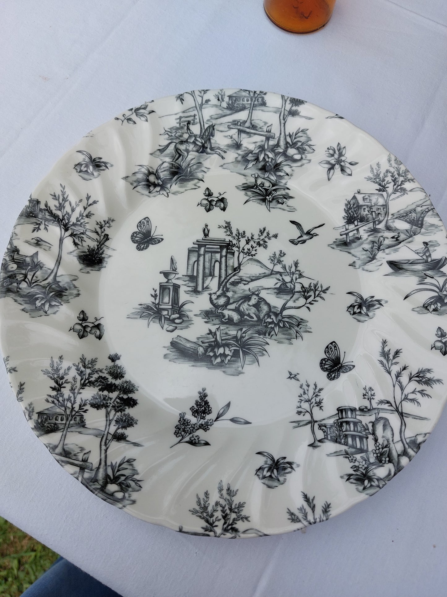 Assiette décor toile de jouy noire