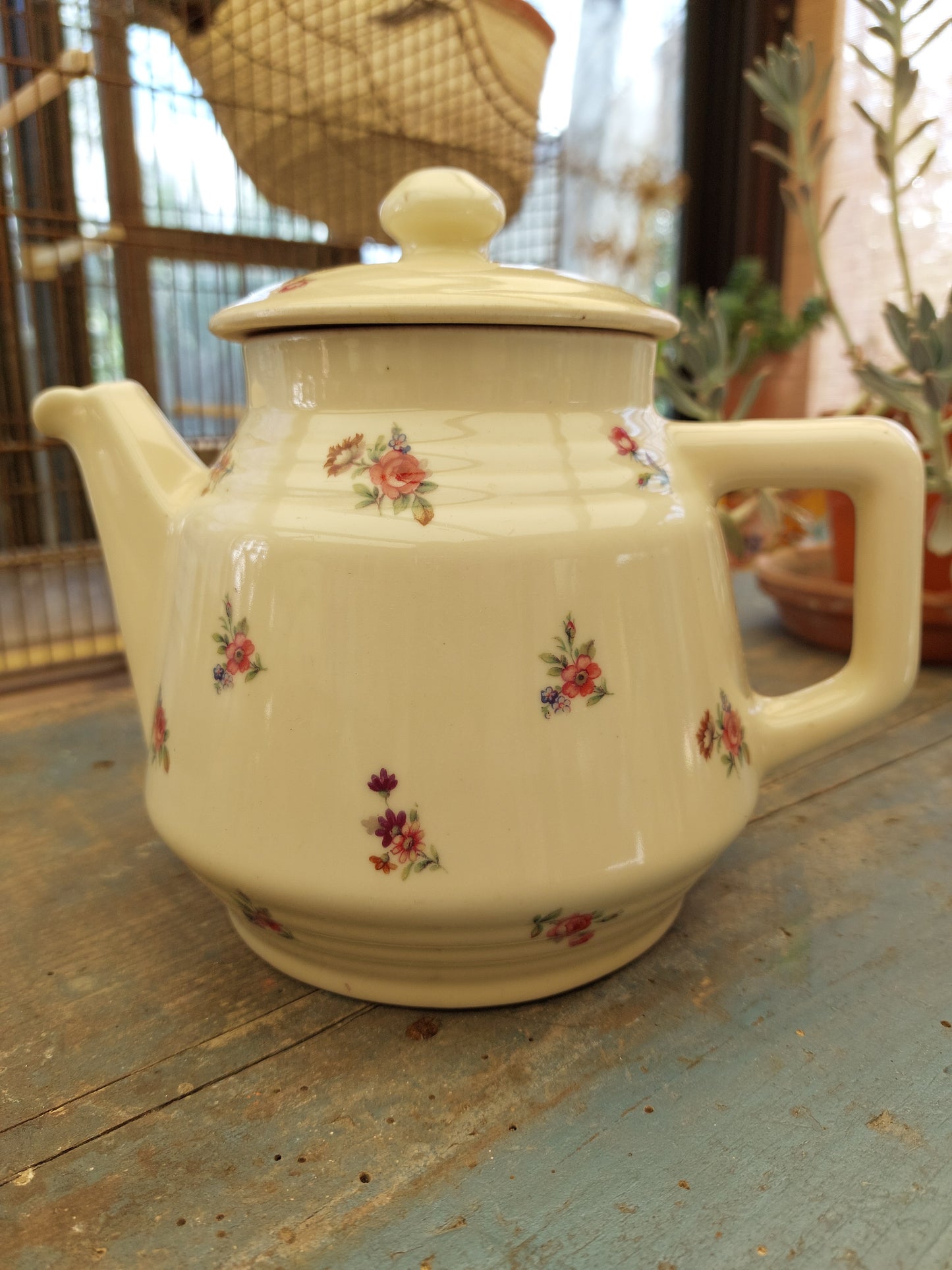 Théière fleurie ancienne