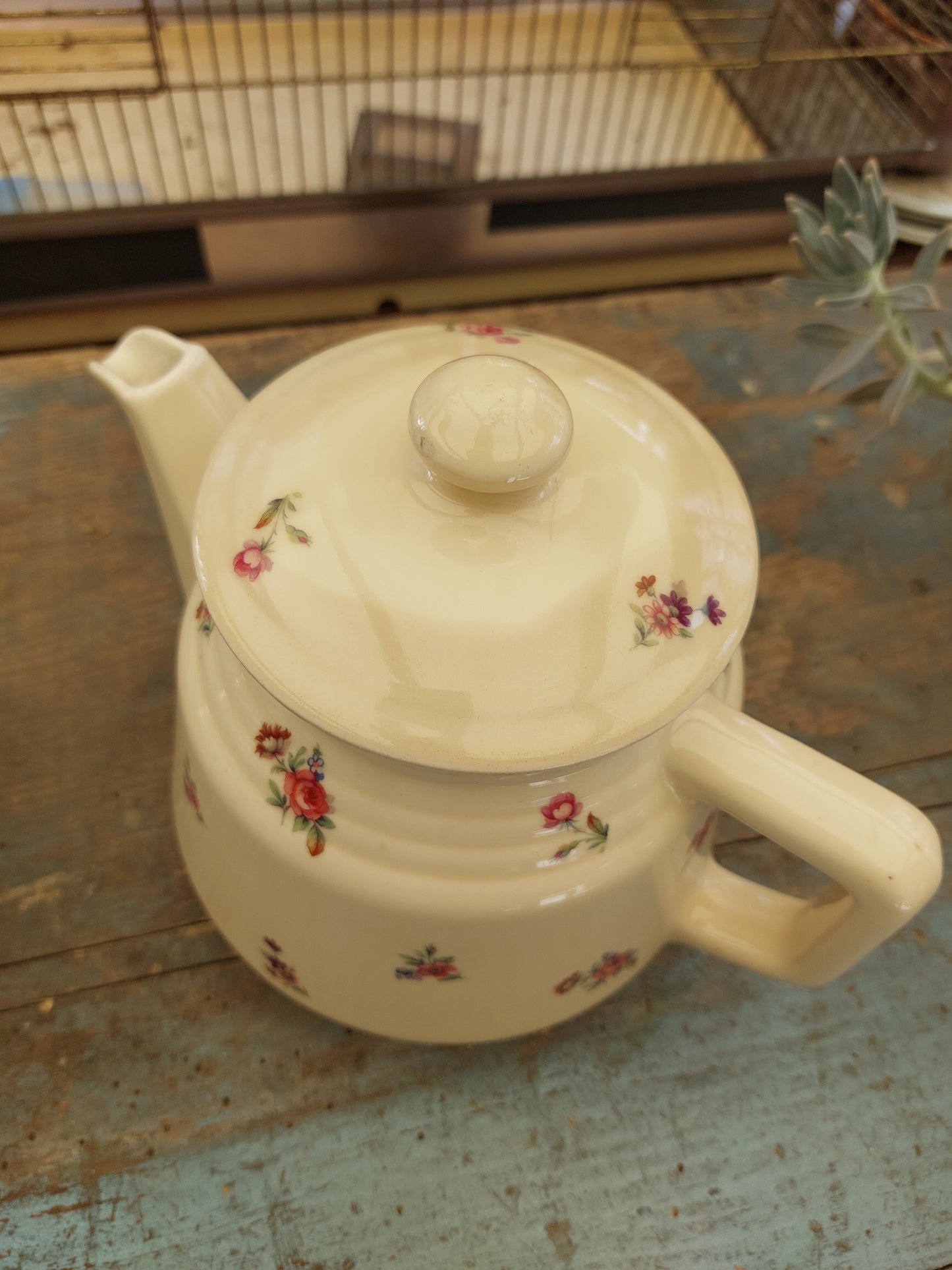 Théière fleurie ancienne