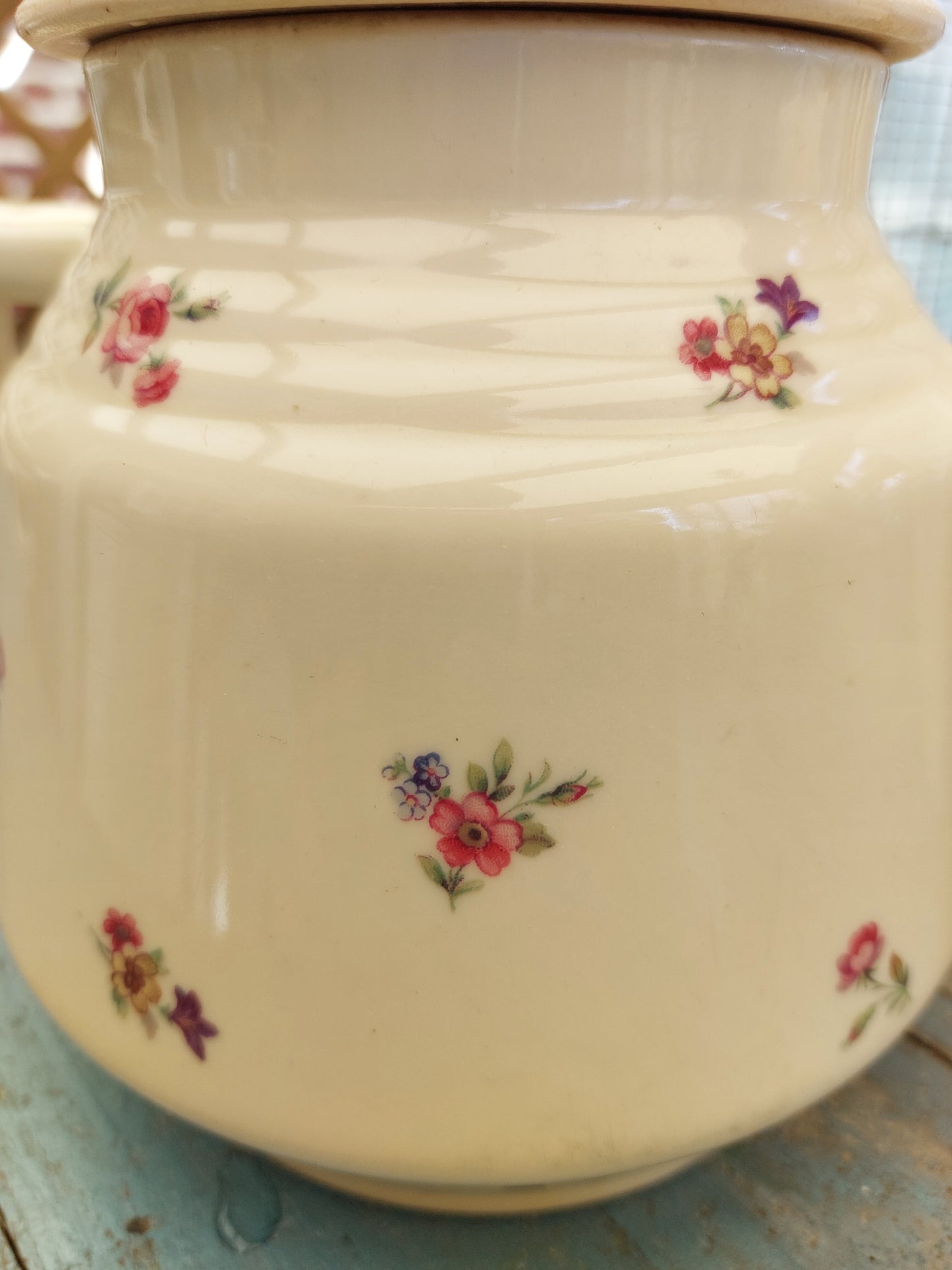 Théière fleurie ancienne