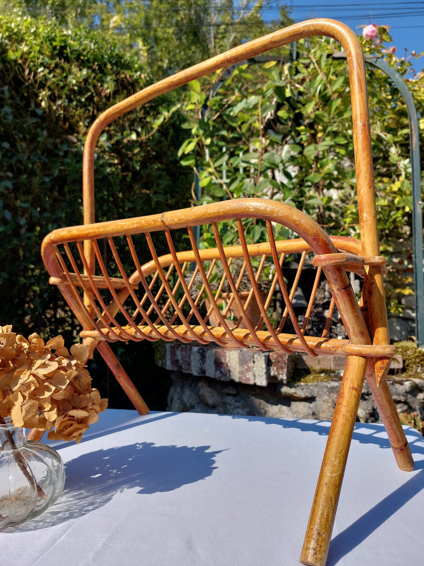Porte revue en rotin