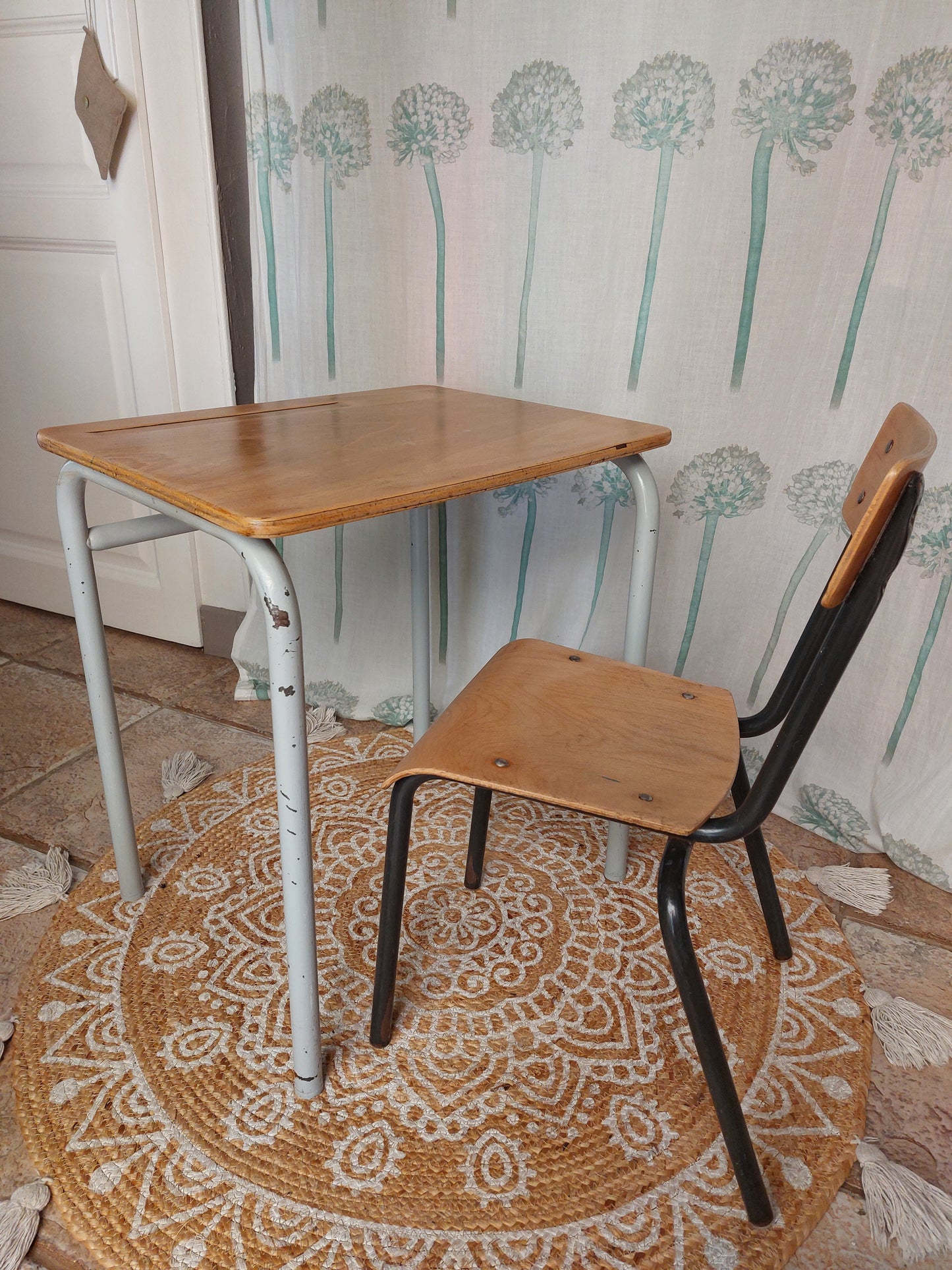 Bureau d'écolier et sa chaise