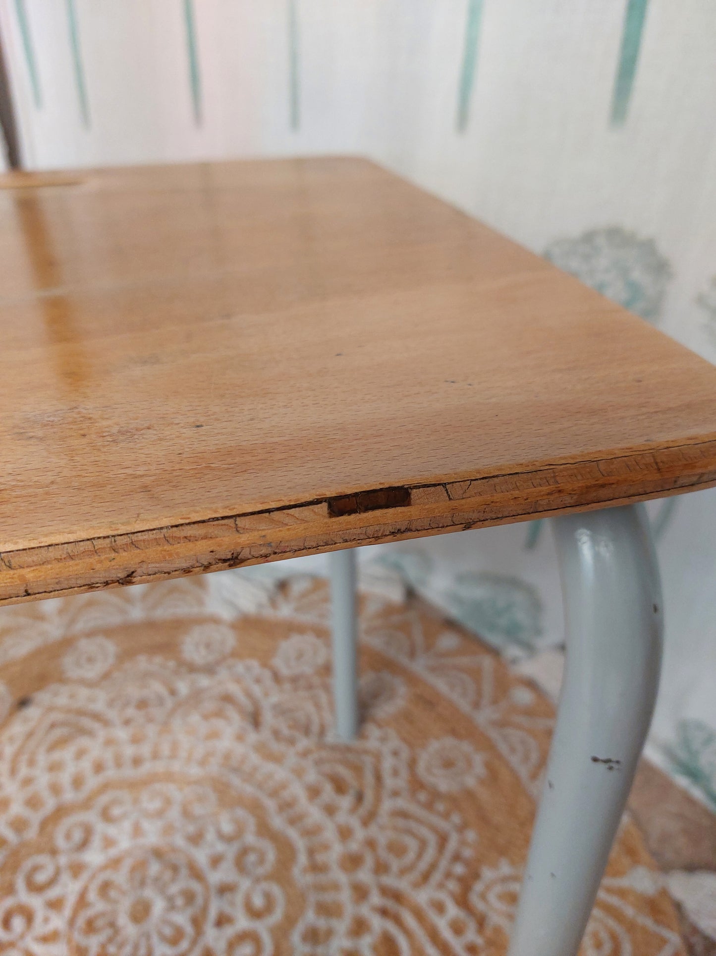 Bureau d'écolier et sa chaise