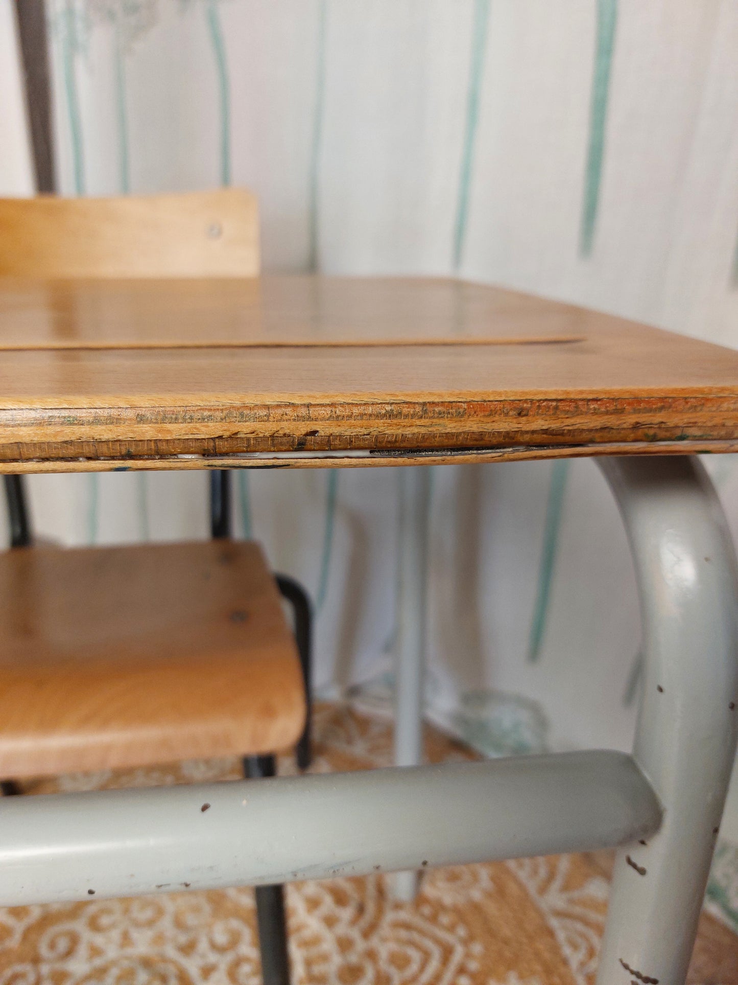 Bureau d'écolier et sa chaise