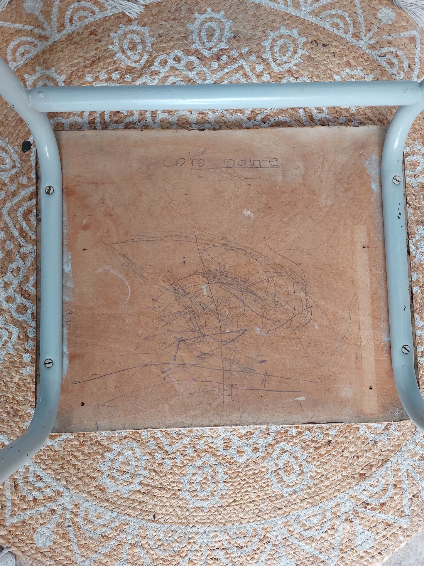 Bureau d'écolier et sa chaise