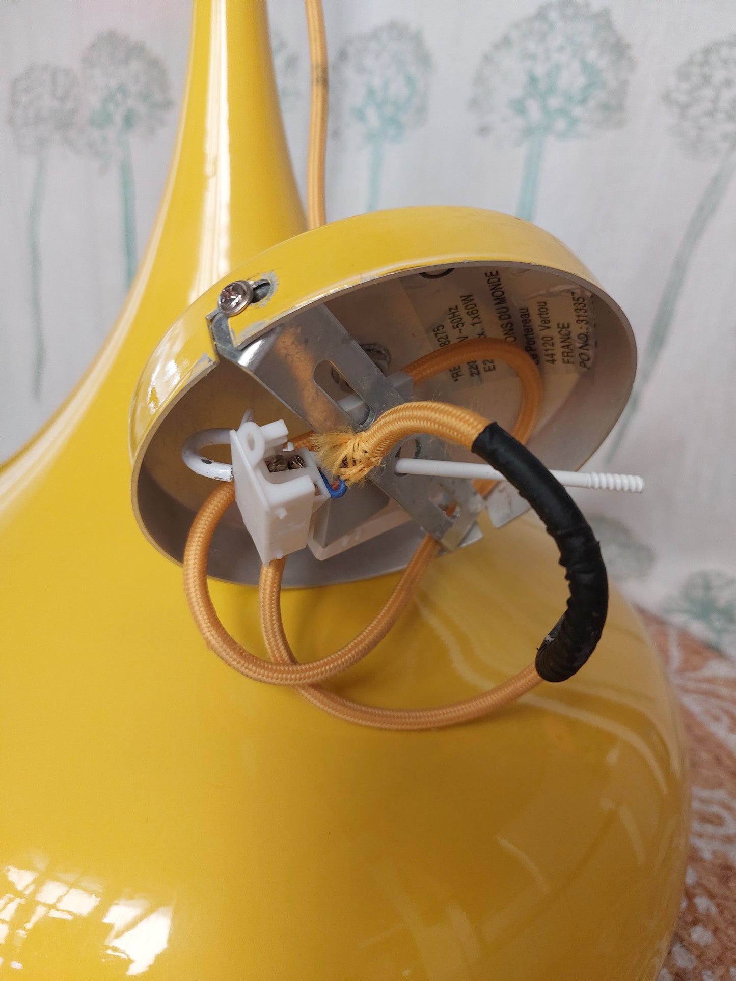 Suspension en métal jaune