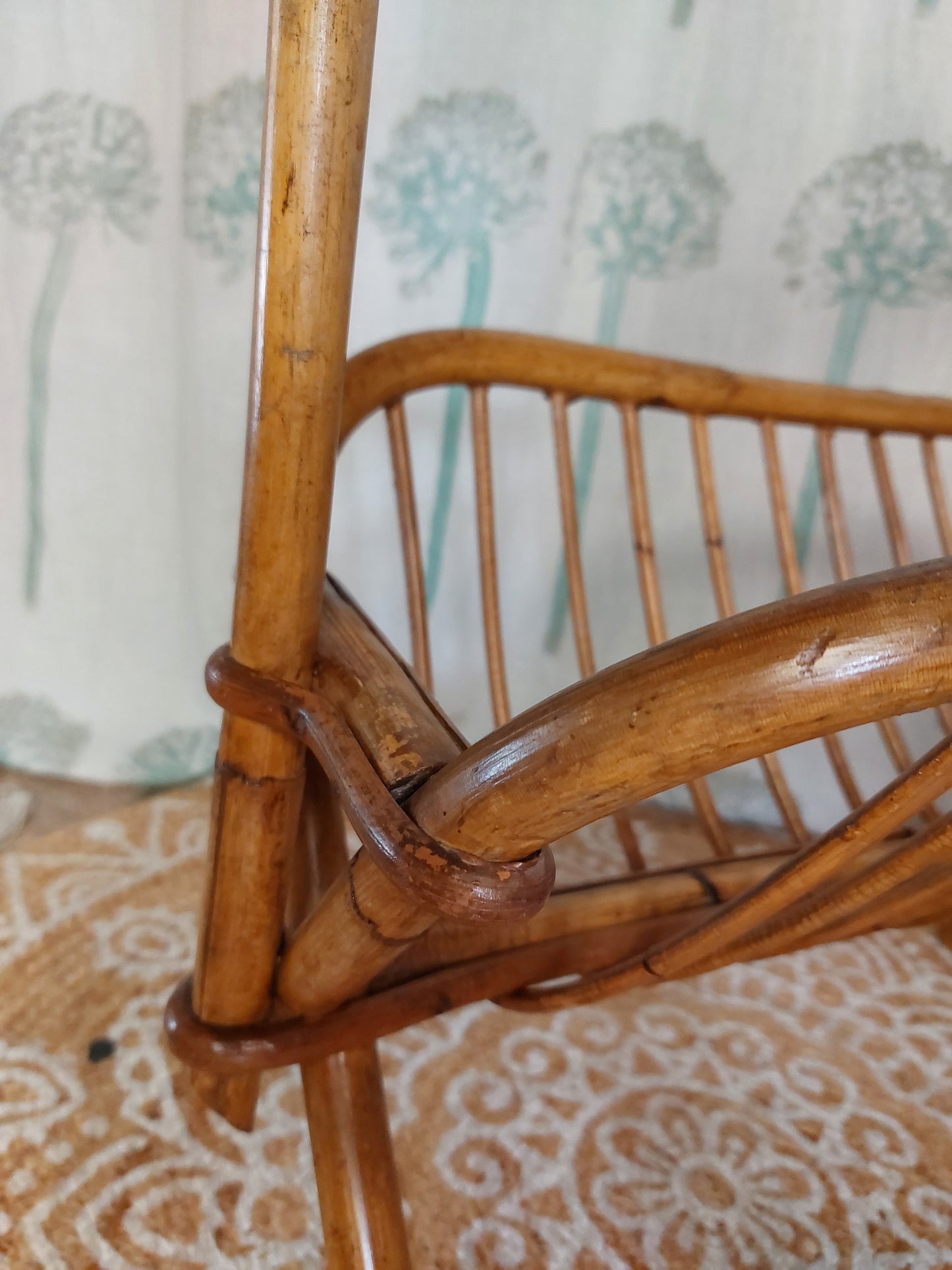 Porte revue rotin