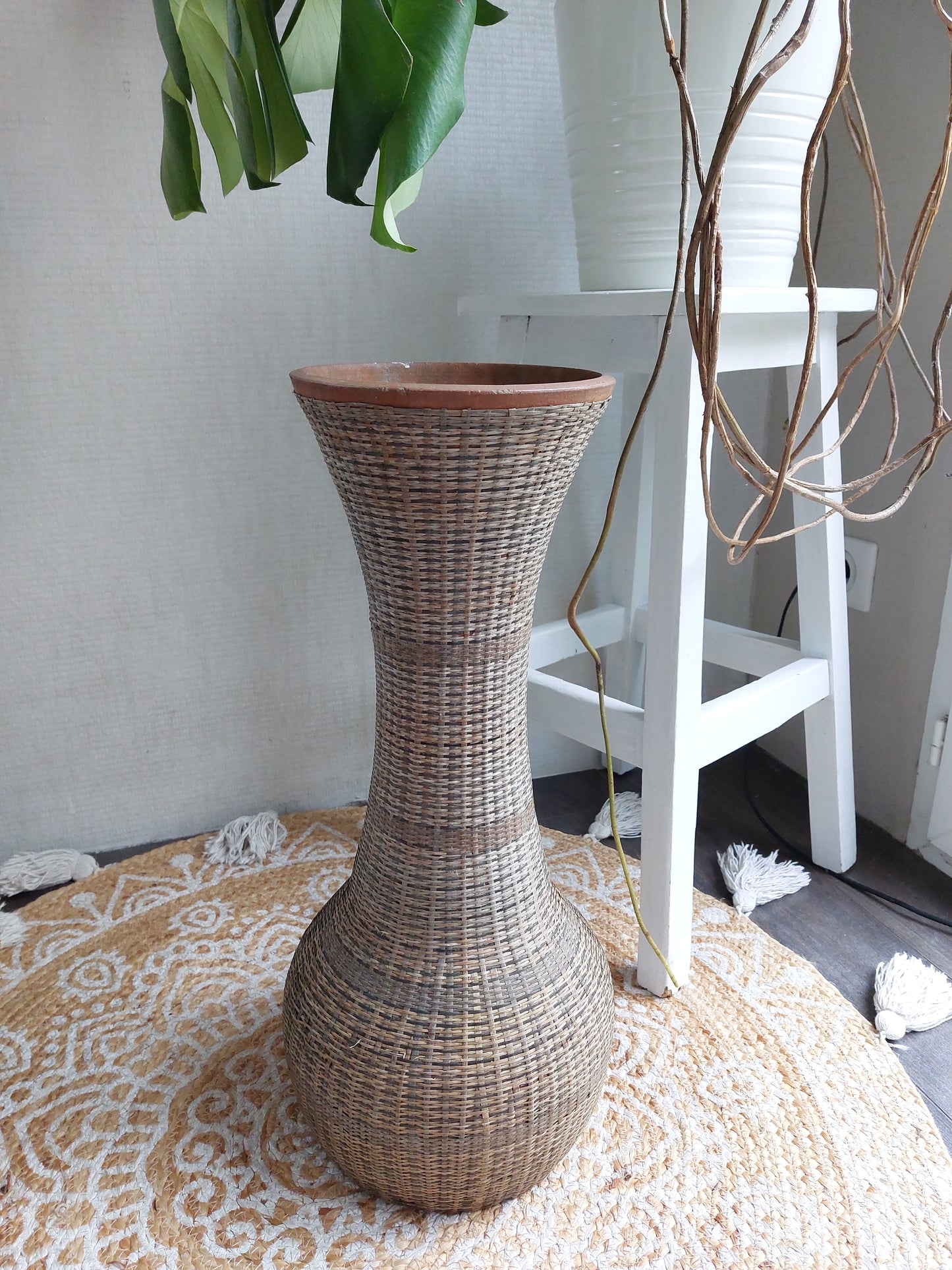 Grand vase en terre cuite et osier