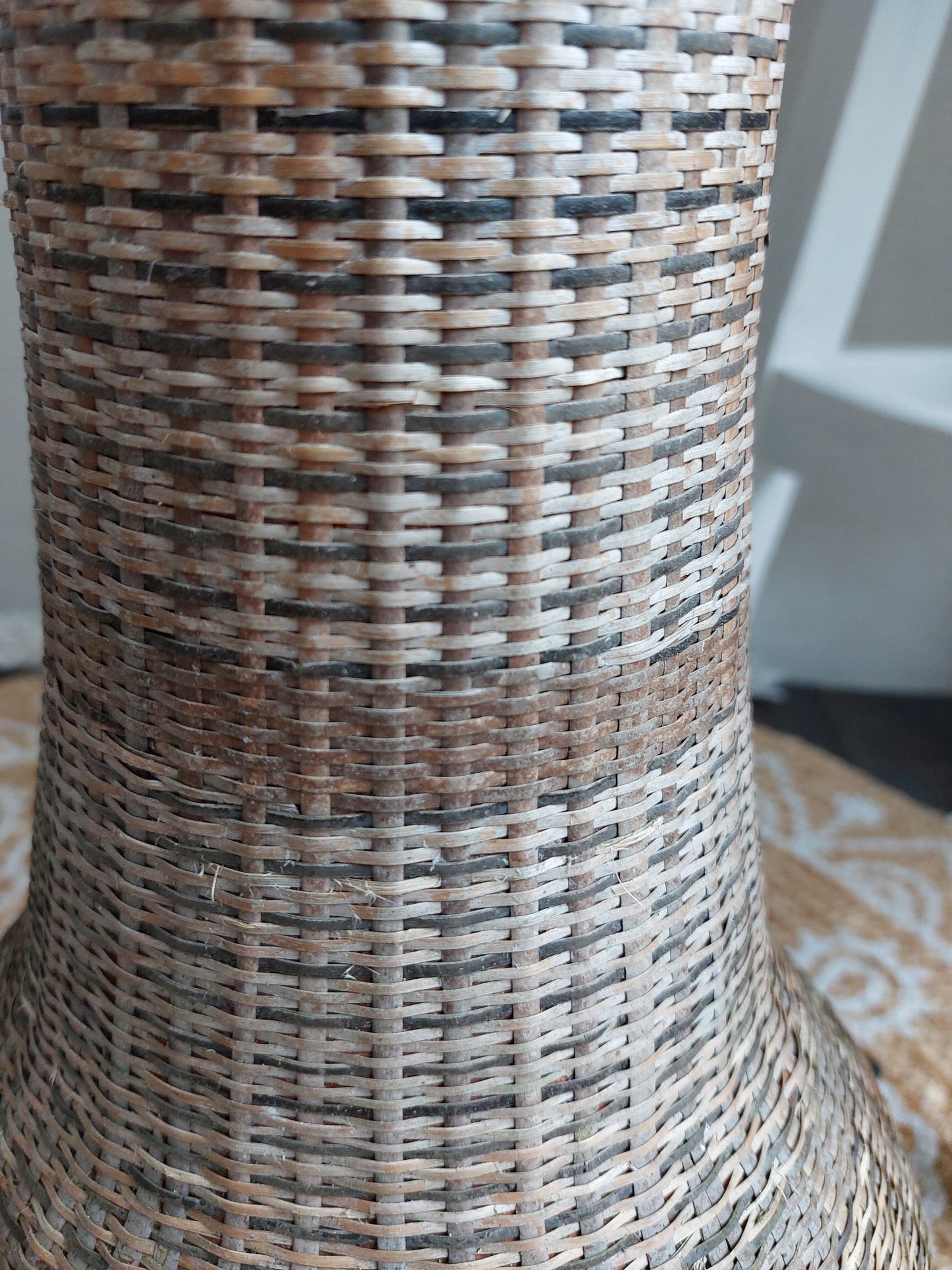 Grand vase en terre cuite et osier