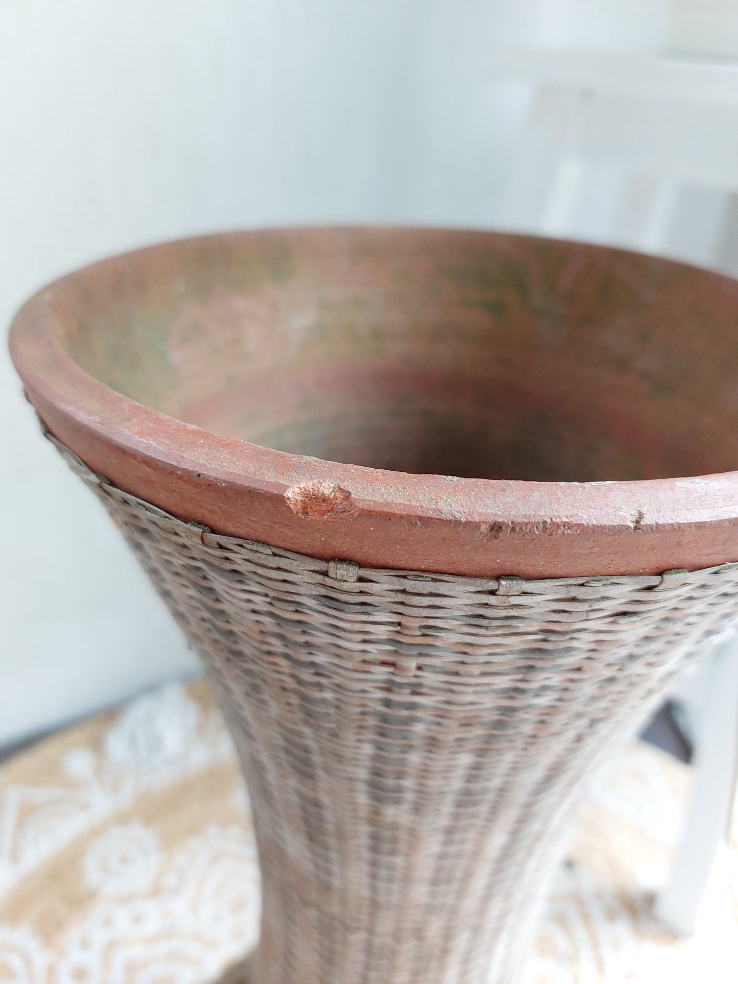 Grand vase en terre cuite et osier
