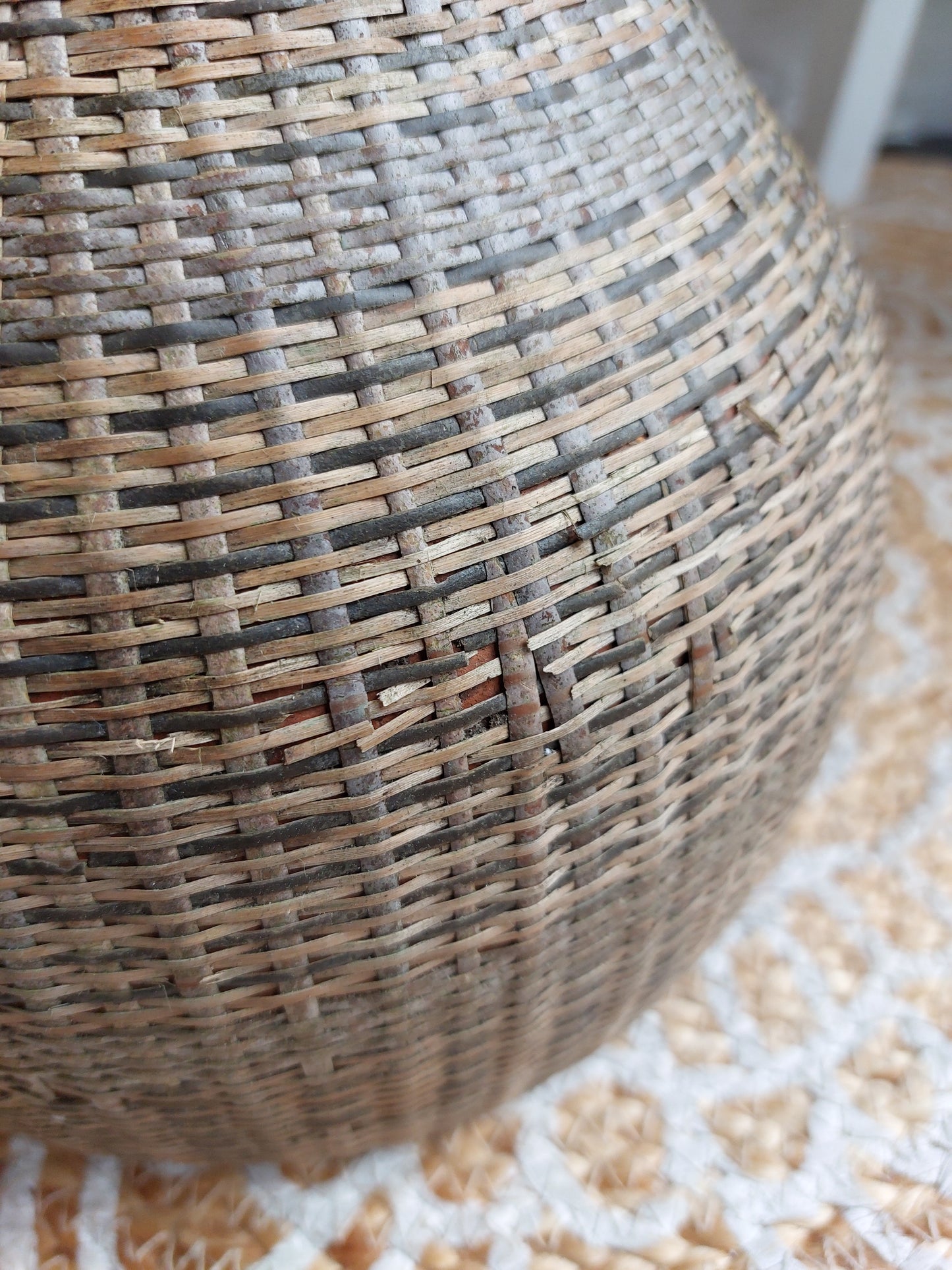 Grand vase en terre cuite et osier