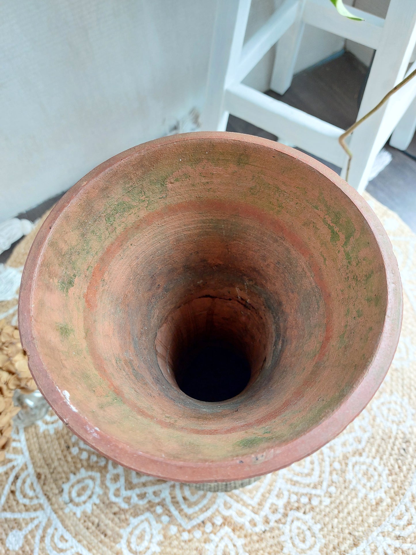 Grand vase en terre cuite et osier