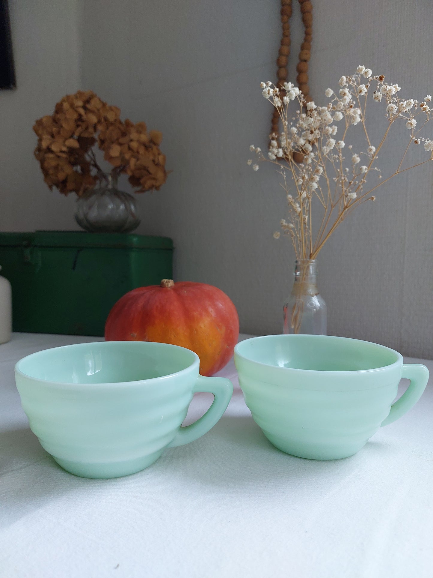 Lot de 2 grandes tasses opaline