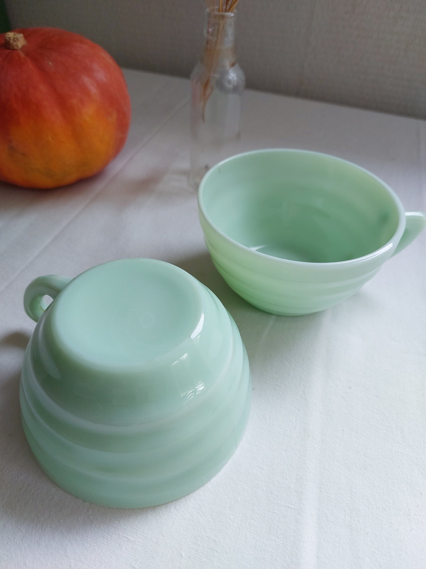 Lot de 2 grandes tasses opaline