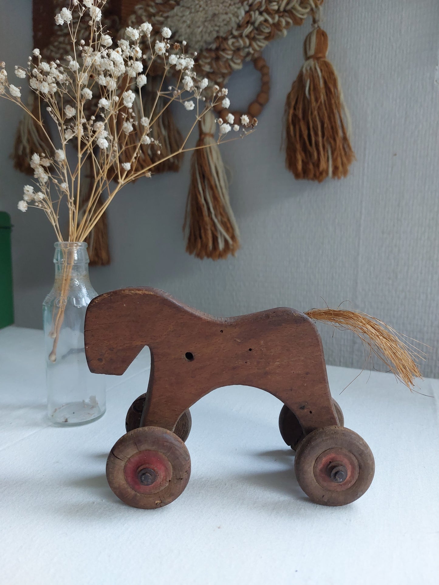 Petit cheval de bois à tirer