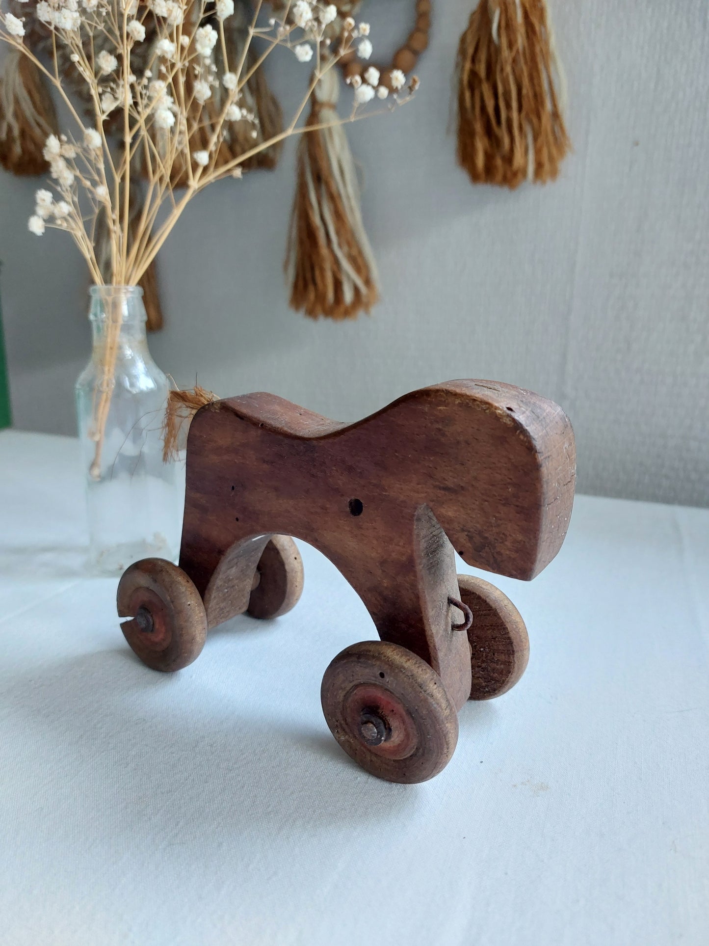 Petit cheval de bois à tirer