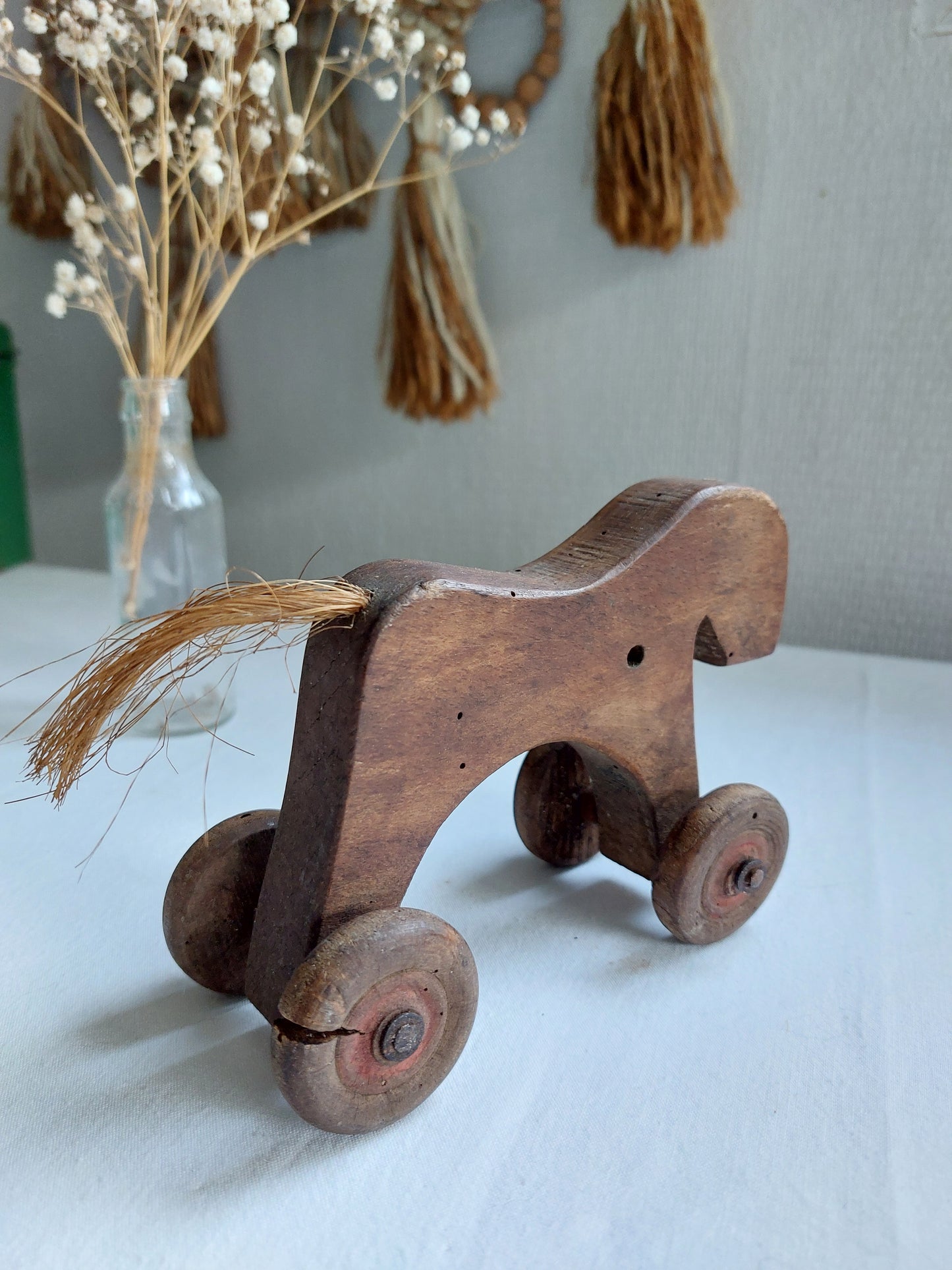 Petit cheval de bois à tirer
