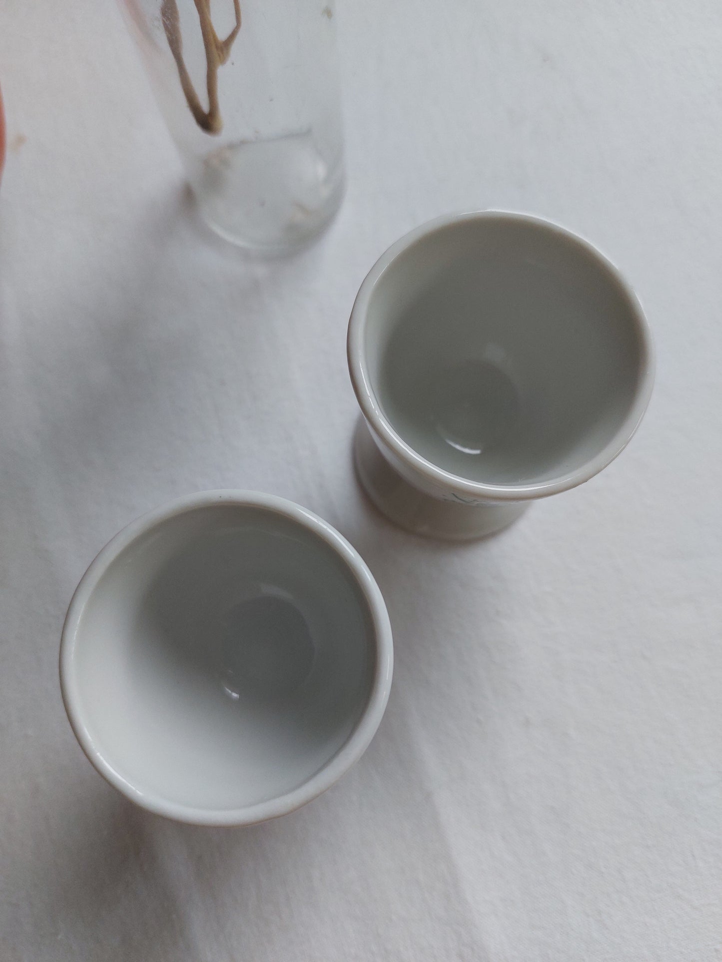Paire de coquetiers de porcelaine
