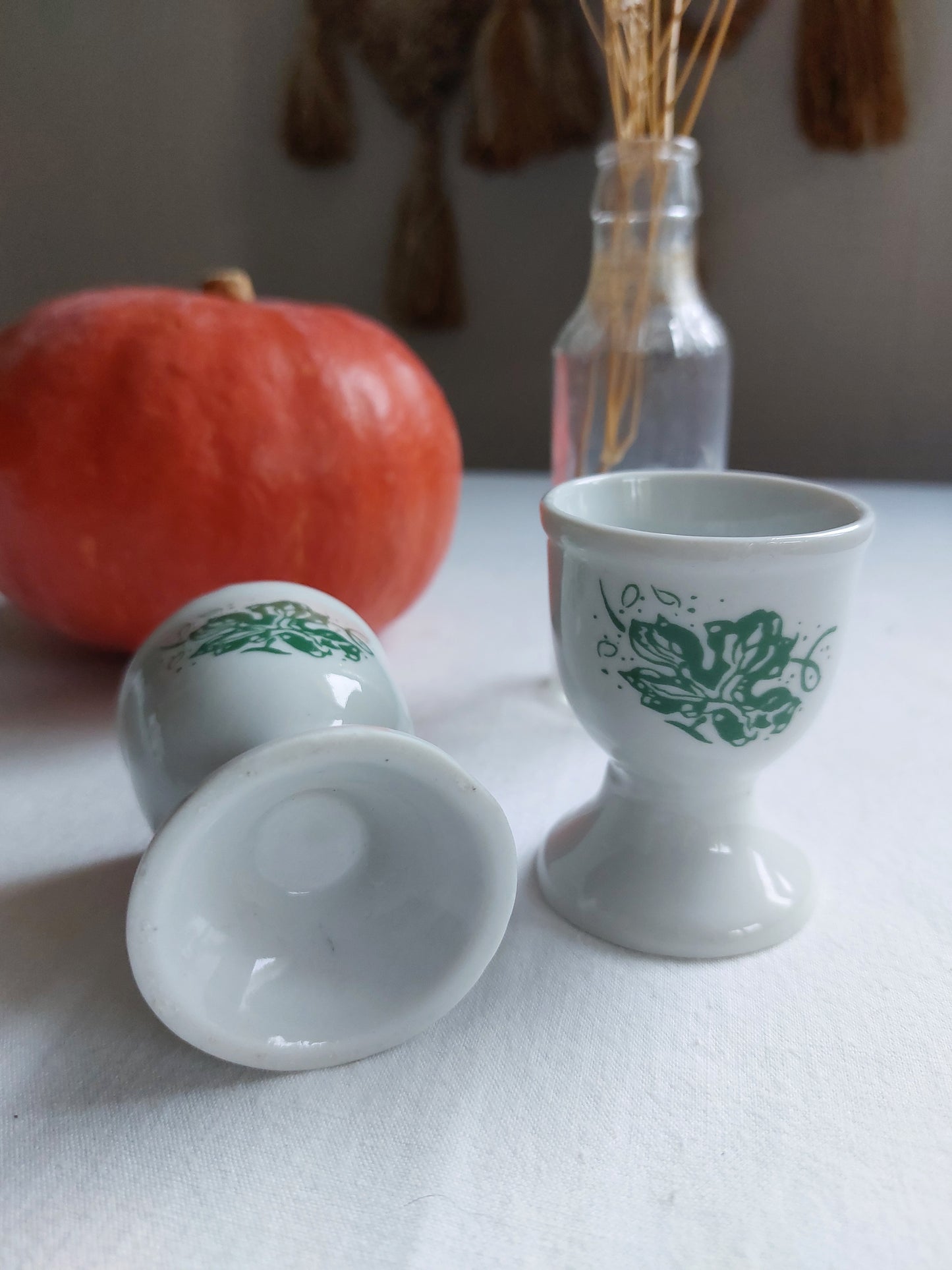 Paire de coquetiers de porcelaine