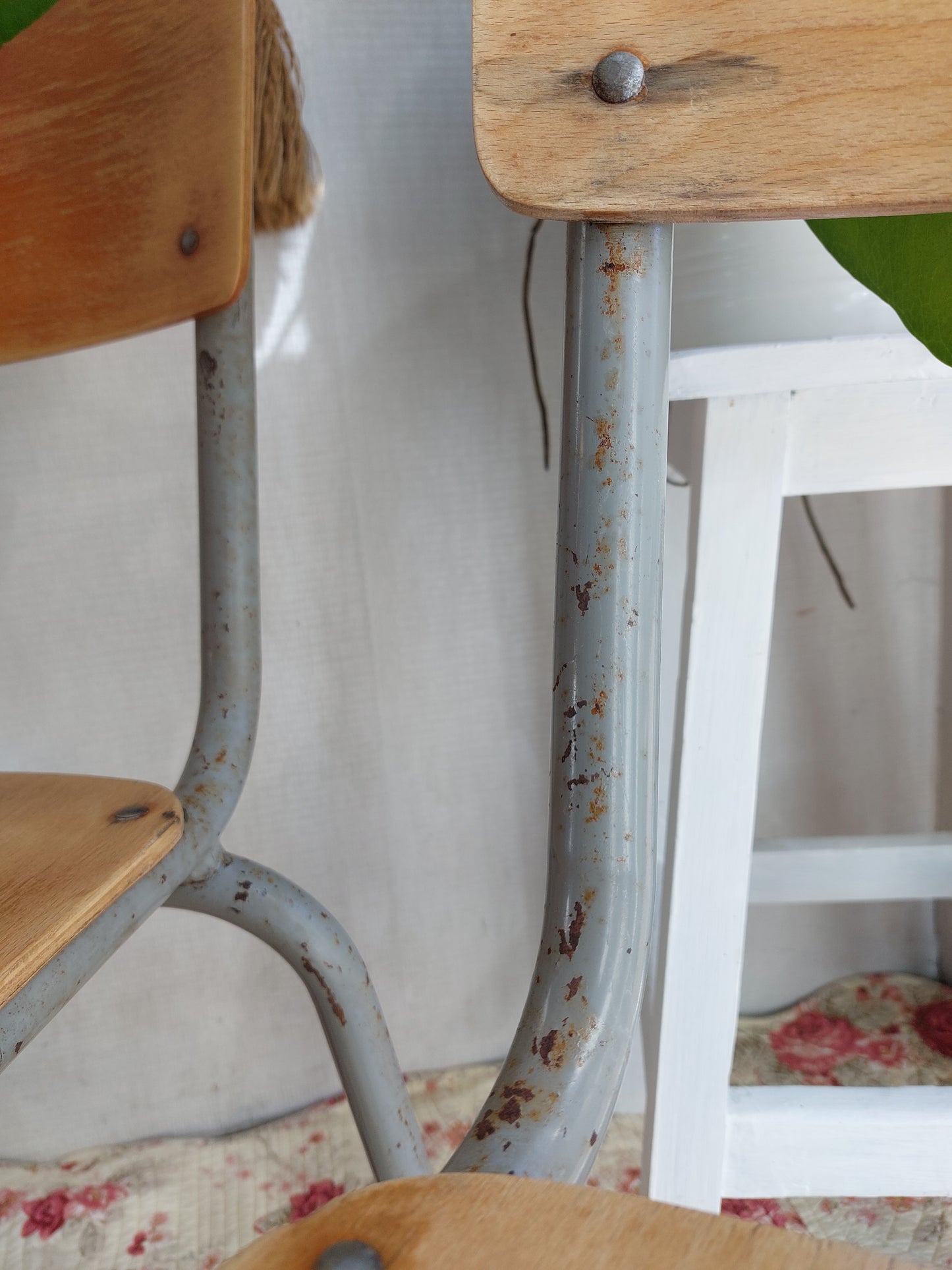 Lot de 3 grandes chaises d'écolier vintage en bois et métal