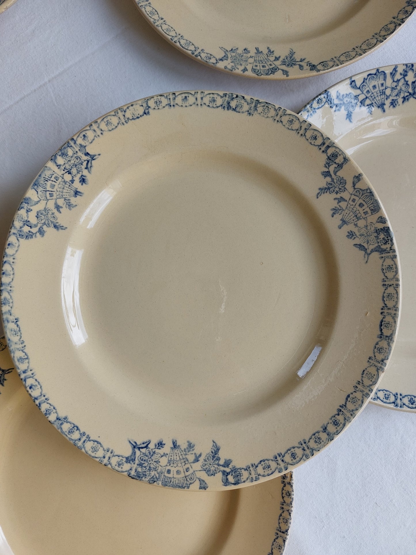 Lot de 8 assiettes à dessert anciennes Saint Amand modèle 4729