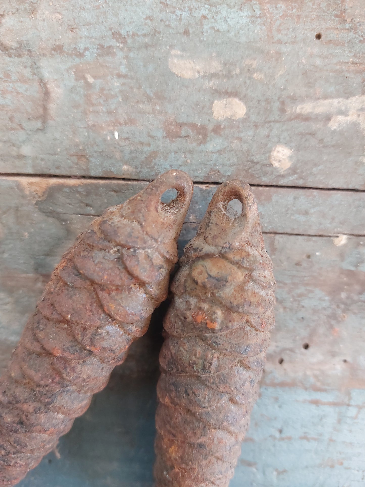 Lot de 2 petites pommes de pin en fonte anciennes