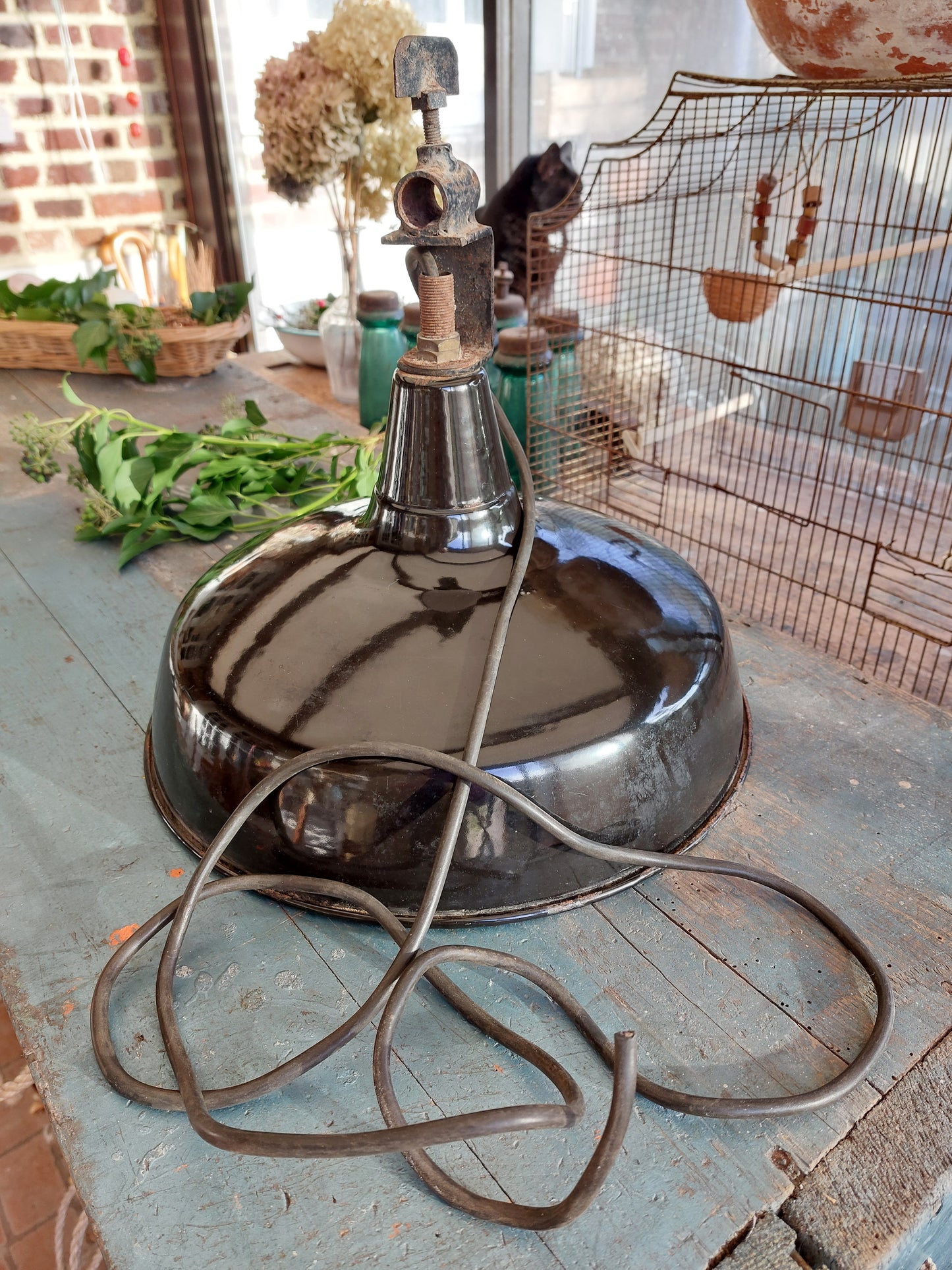 Suspension industrielle en émail noir, années 60