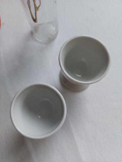 Paire de coquetiers de porcelaine