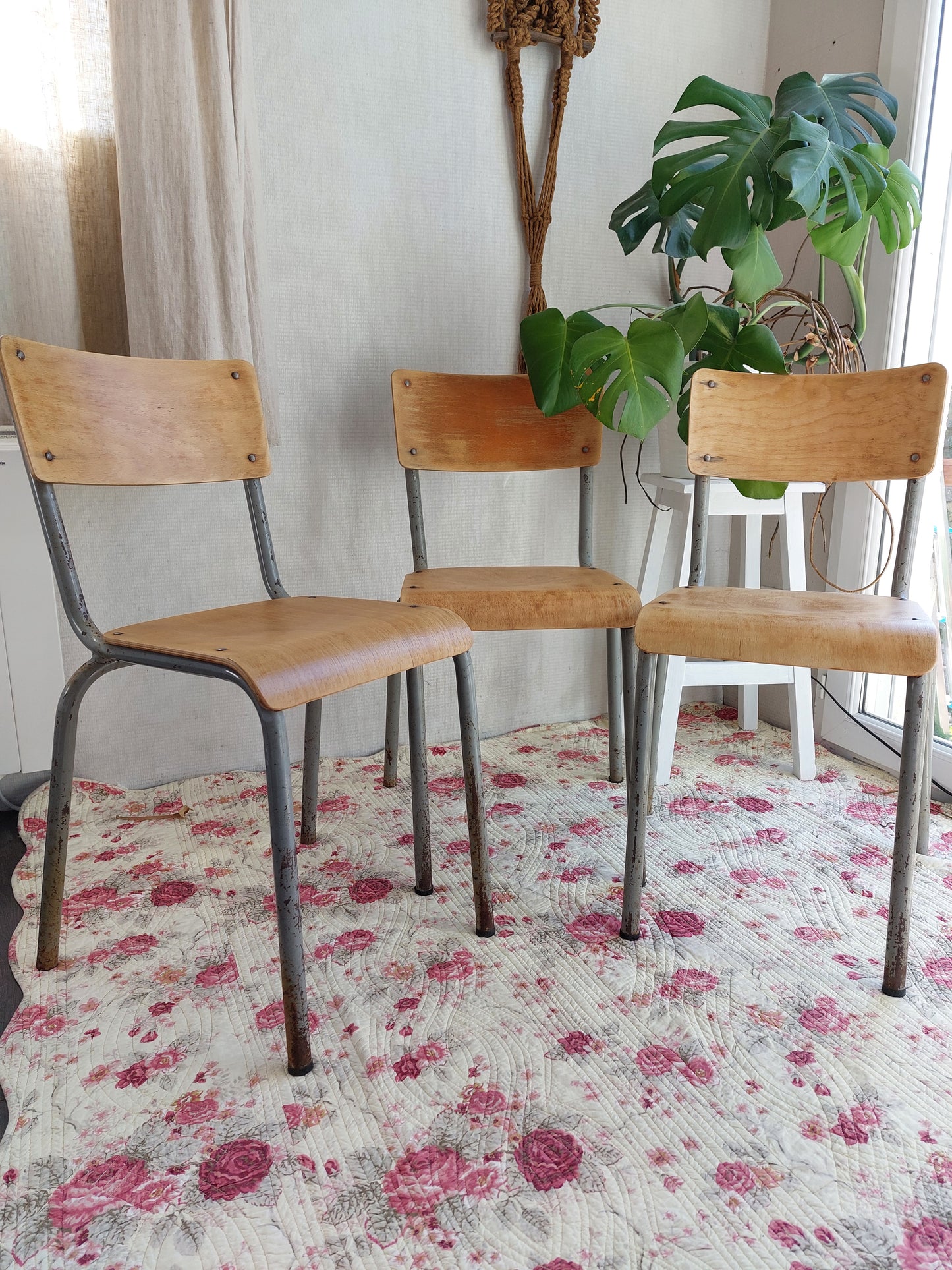 Lot de 3 grandes chaises d'écolier vintage en bois et métal