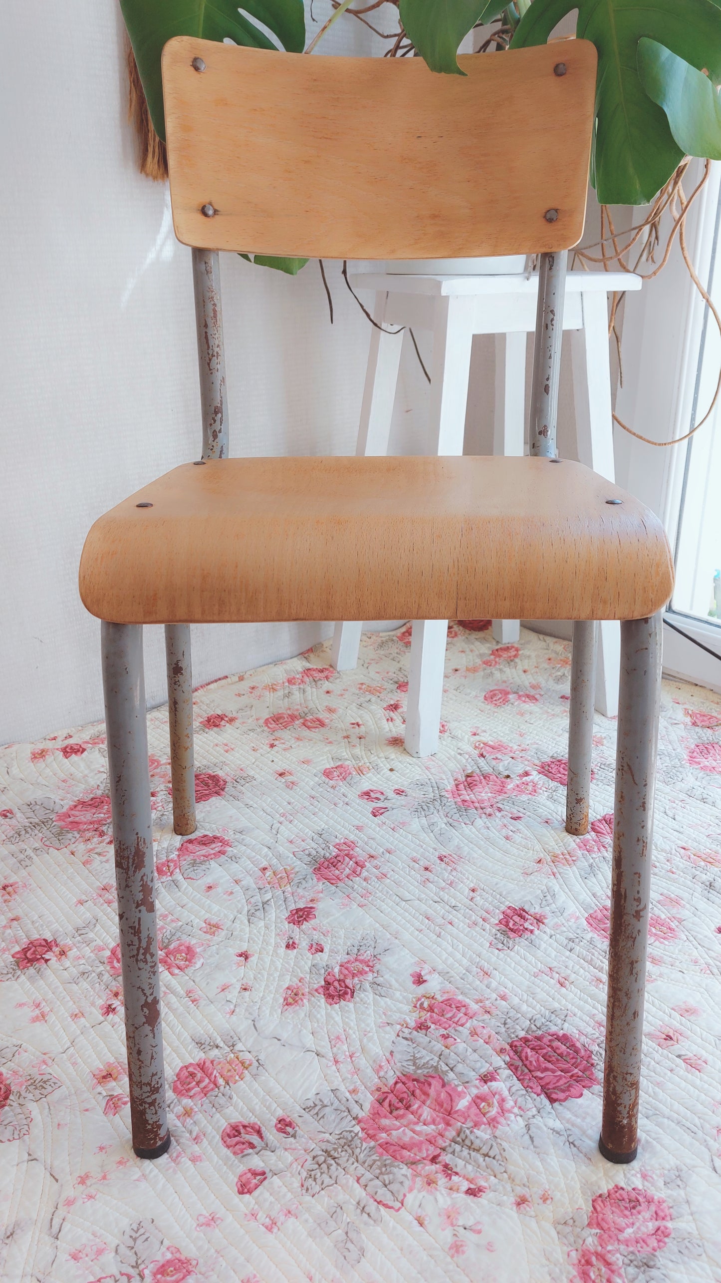 Lot de 3 grandes chaises d'écolier vintage en bois et métal