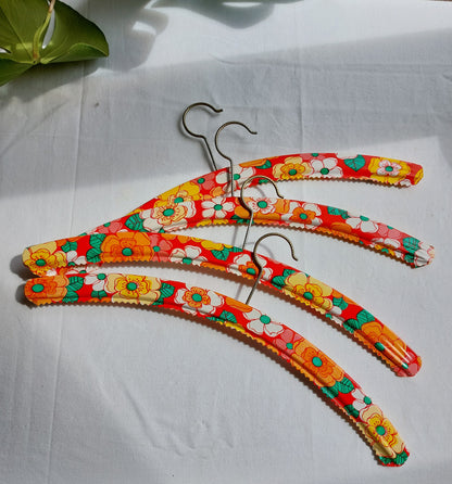 Lot de 4 cintres 70's