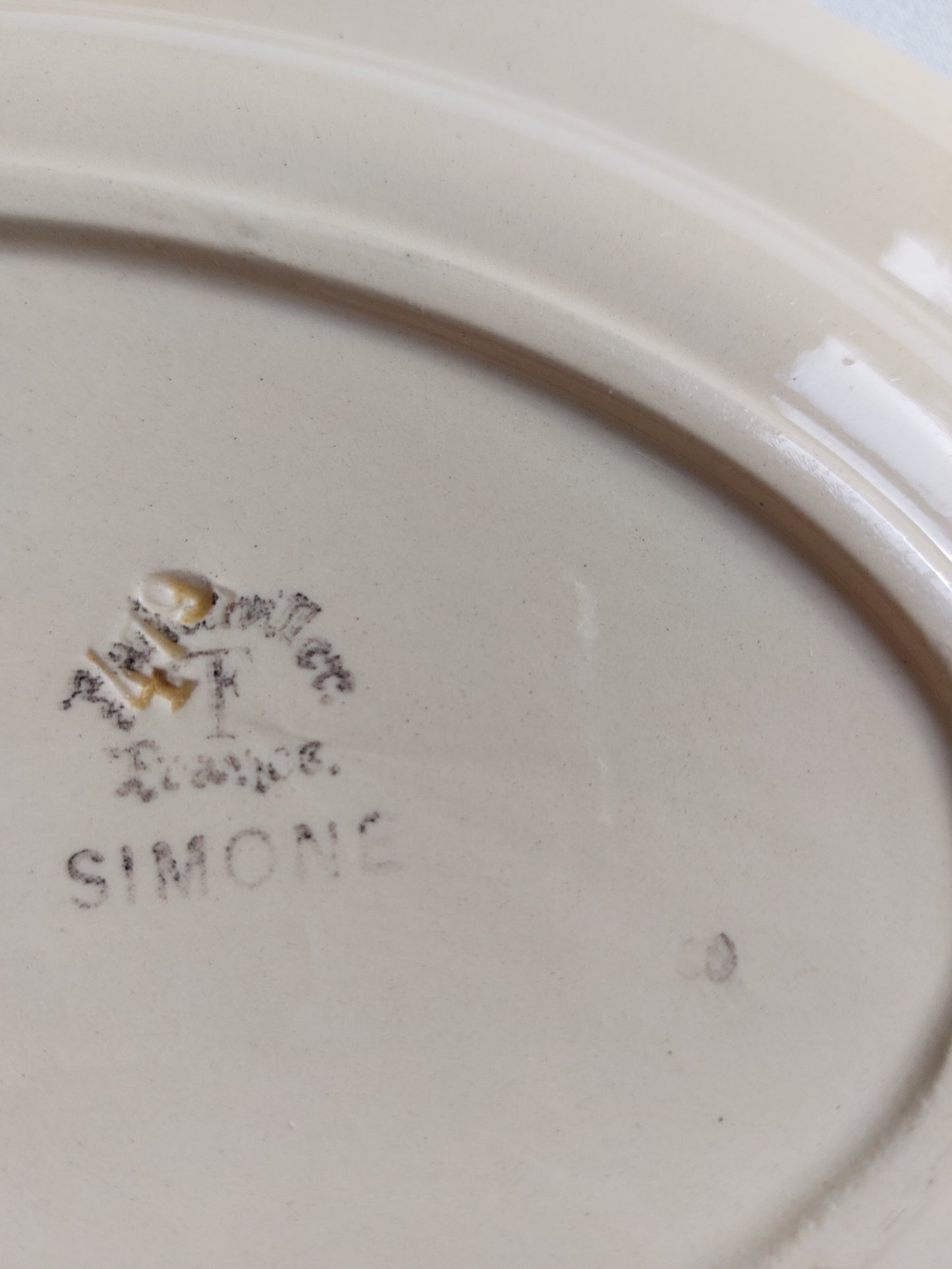 Plat ancien en faïence de Badonviller modèle « Simone »