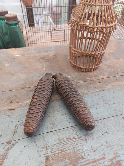 Lot de 2 grandes pommes de pin en fonte