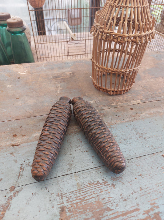 Lot de 2 grandes pommes de pin en fonte