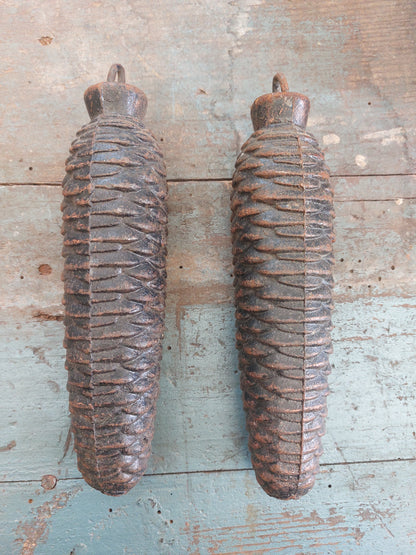 Lot de 2 grandes pommes de pin en fonte