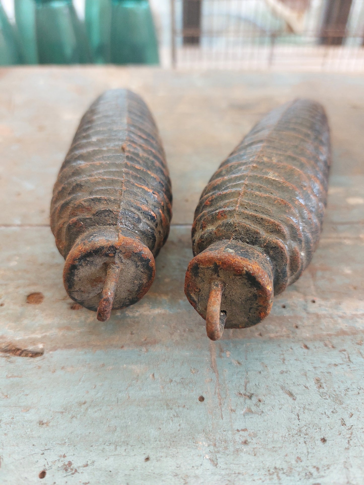 Lot de 2 grandes pommes de pin en fonte