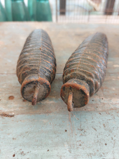 Lot de 2 grandes pommes de pin en fonte