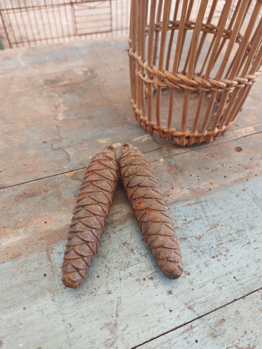 Lot de 2 petites pommes de pin en fonte anciennes