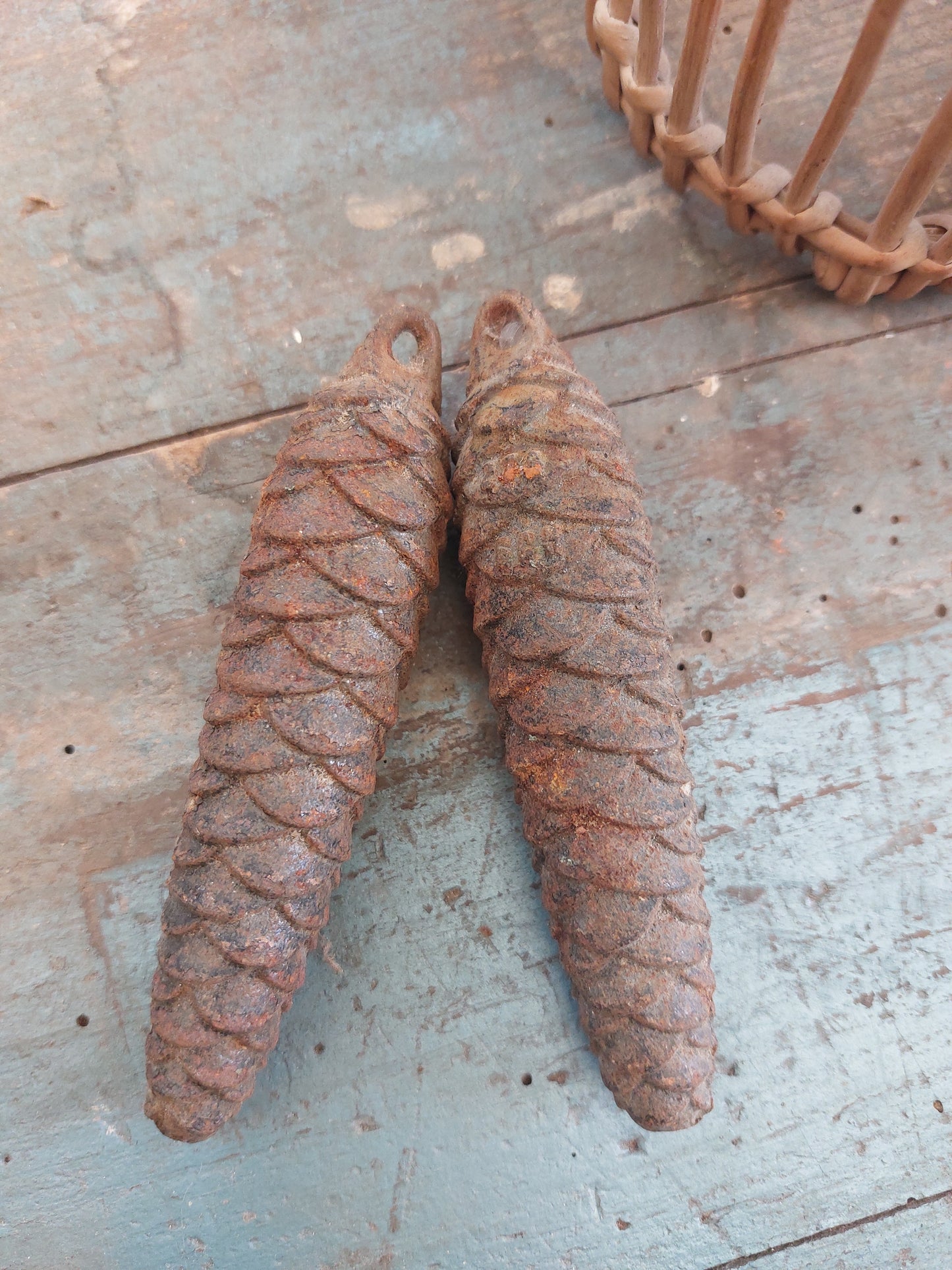 Lot de 2 petites pommes de pin en fonte anciennes