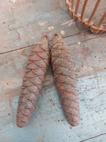Lot de 2 petites pommes de pin en fonte anciennes