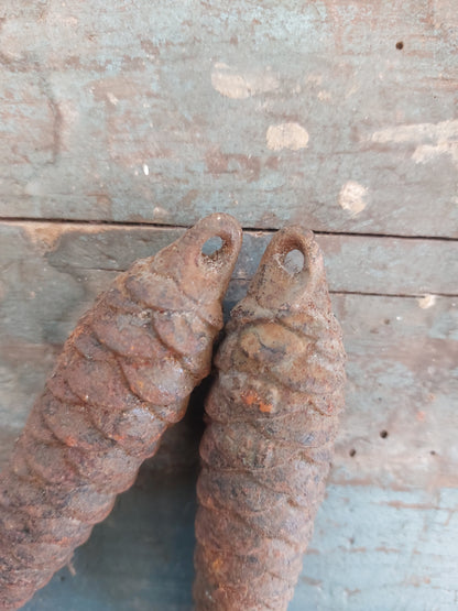 Lot de 2 petites pommes de pin en fonte anciennes