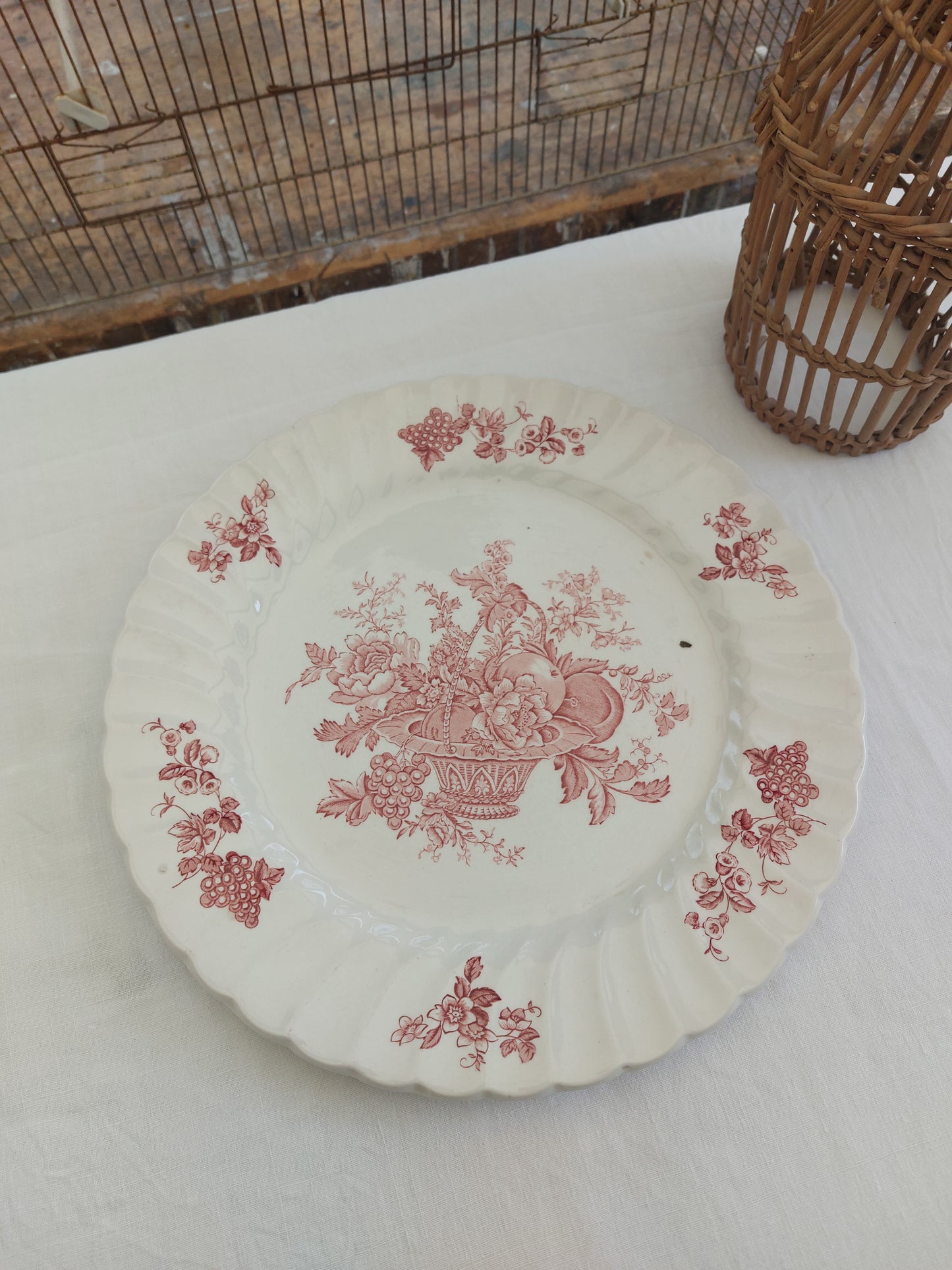 Plat de service rond en céramique anglaise by Myott Meakin modèle « Bountiful »