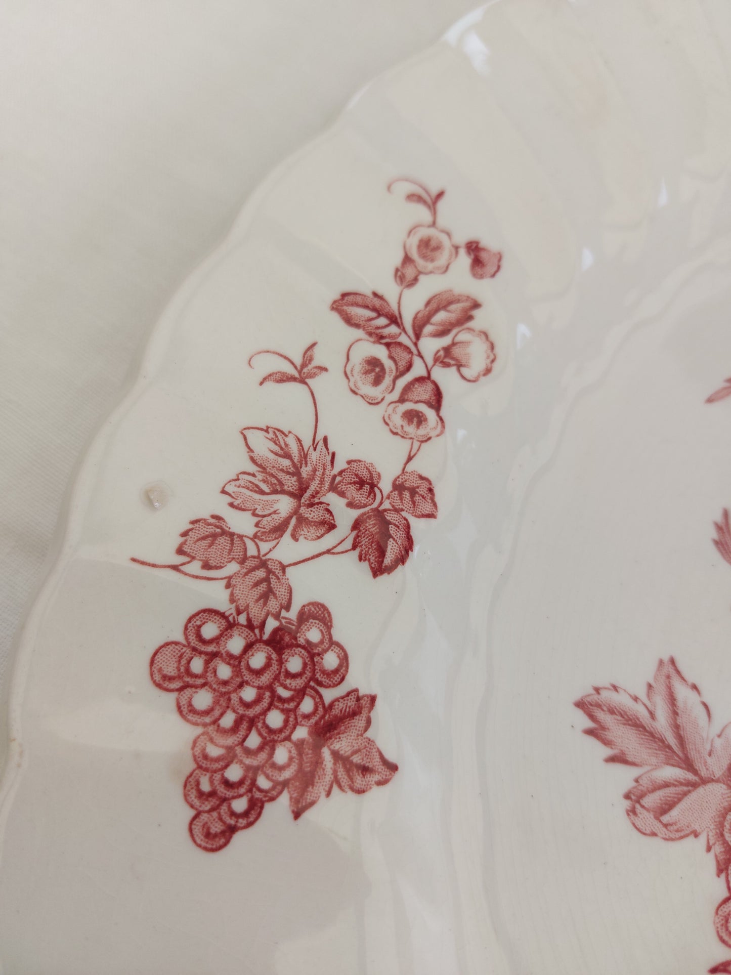 Plat de service rond en céramique anglaise by Myott Meakin modèle « Bountiful »