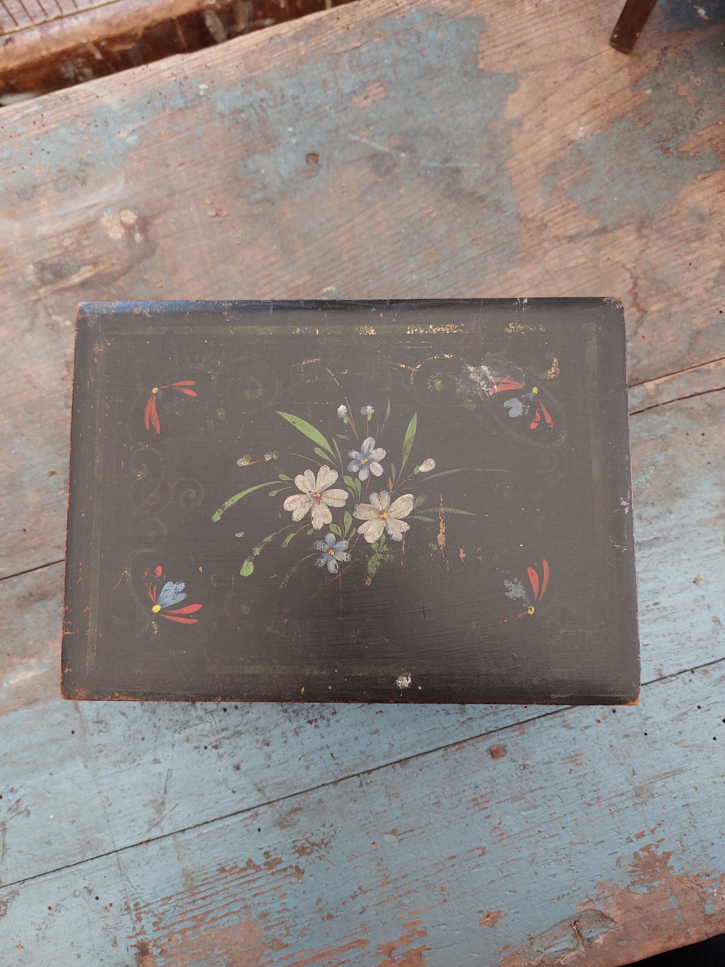Coffret ancien en bois peint