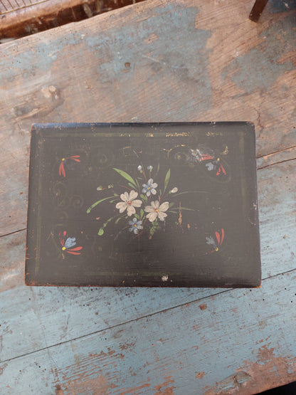 Coffret ancien en bois peint