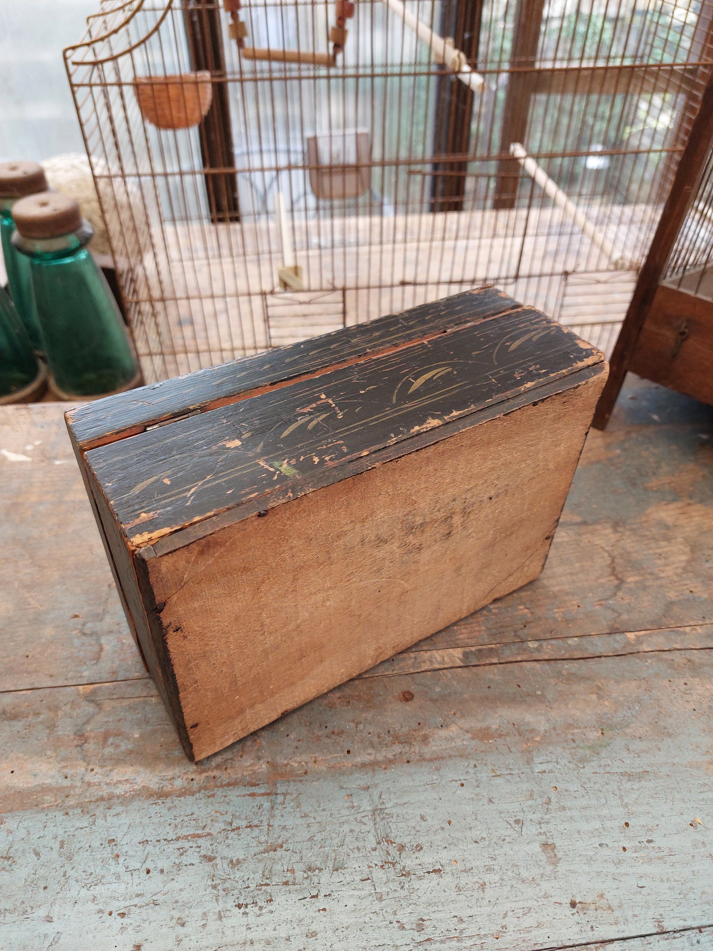Coffret ancien en bois peint