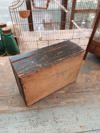 Coffret ancien en bois peint
