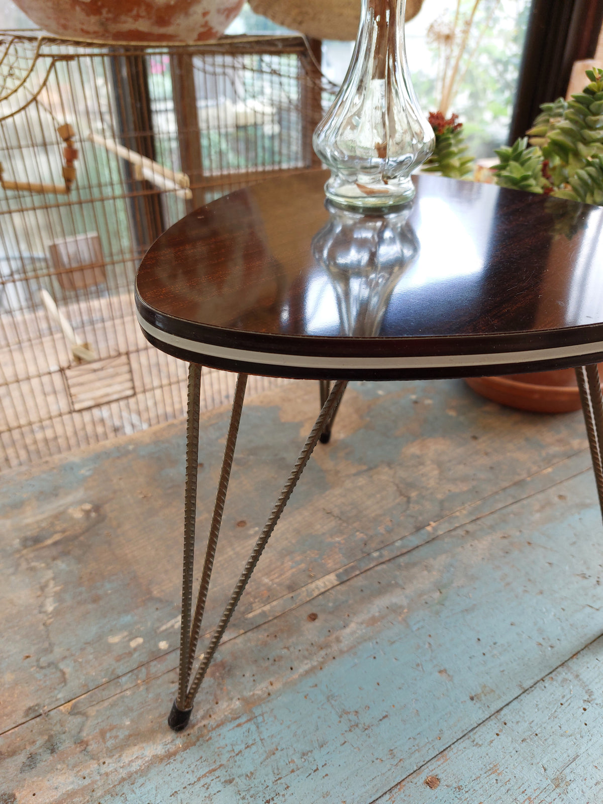 Table basse tripode années 50 en formica
