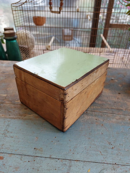 Coffret ancien en bois et formica vert